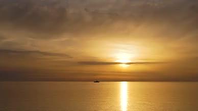 金色海面倒映夕阳西下视频的预览图